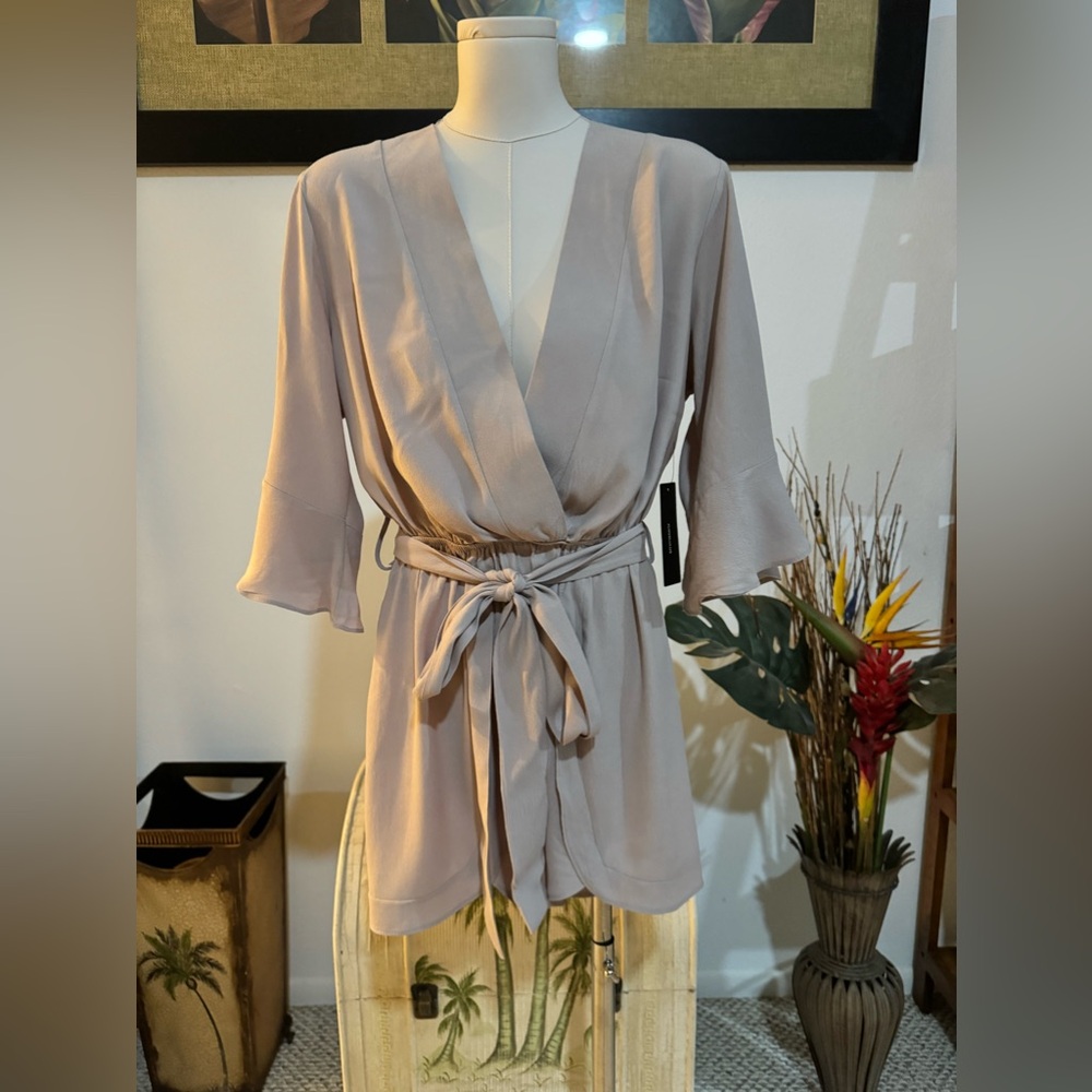 Lulus Women's Romper Beige Mauve NWT Small Angel Sleeves 100% Rayon